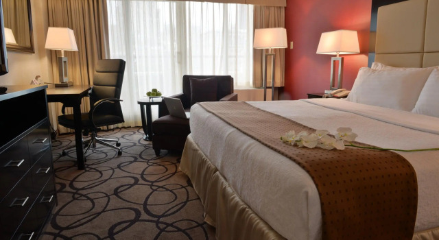 Четырёхместный номер Standard Holiday Inn Montreal Centre Ville Downtown by IHG