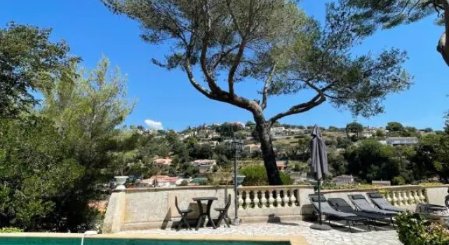 Studio en bas de villa avec piscine proche bord de mer