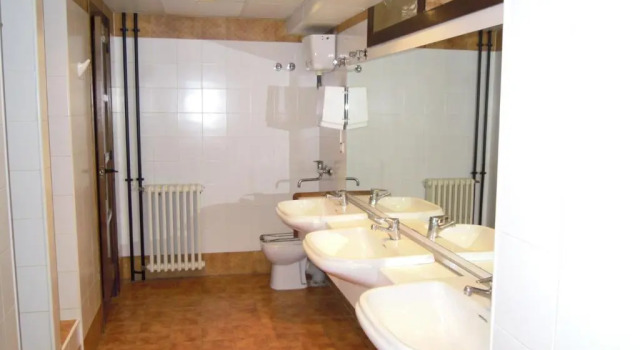 Кровать в общем номере Albergue Albarracín
