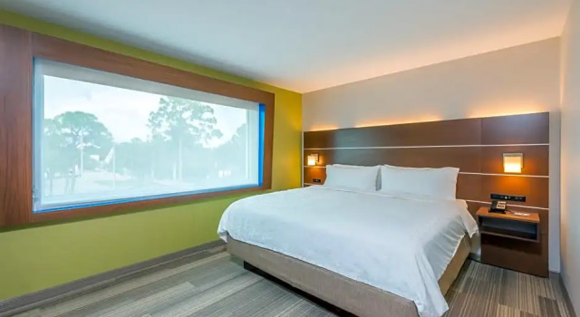 Двухместный полулюкс Holiday Inn Express Hotel & Suites Bradenton West by IHG
