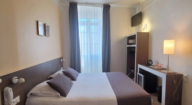Двухместный номер Standard KYRIAD ORANGE Centre Ville - HOTEL RESTAURANT BAR - Galerie dArt des Princes - Provence Alpes CôteAzur - France - AUTOROUTE A7-A9 - exit21- Châteauneuf-du-Pape Avignon Bollene Nimes Valence - Terrasse - Repas - Petit Déjeuner