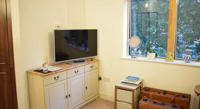 Clean Bright Apartment 7 mins from Central London