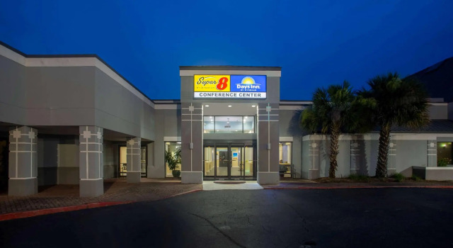 Кровать в общем номере Super 8 by Wyndham Mobile I-65