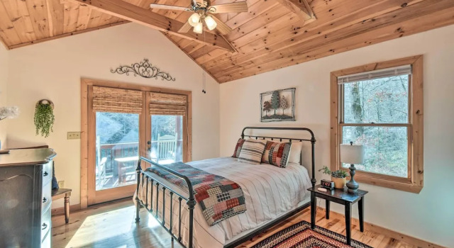 'the River Rest' Ellijay Cabin w/ Hot Tub!