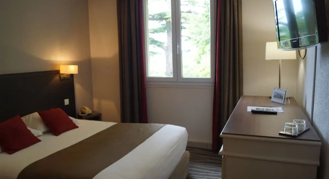 Трёхместный номер Standard Logis Hôtels- Hôtel et Restaurant Domaine de Fompeyre