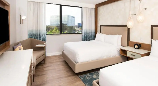 Четырёхместный номер Standard Renaissance Newport Beach Hotel