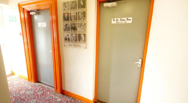 Кровать в общем номере (женский номер) Cashel Holiday Hostel