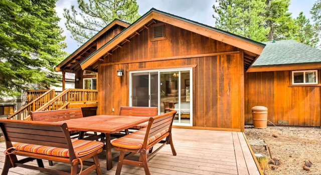 Коттедж с 3 комнатами с балконом Hot Tub Access, Near Skiing: Tahoe Donner Cabin