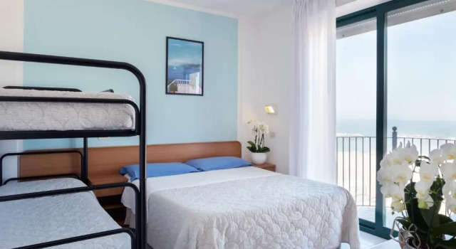 Трёхместный номер Standard с балконом Hotel Emilia