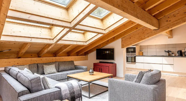 Penthouse with spacious balcony, ski lift 1.5 km away.