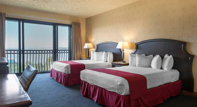 Четырёхместный номер Standard Shoreline Inn & Conference Center, an Ascend Collection Hotel