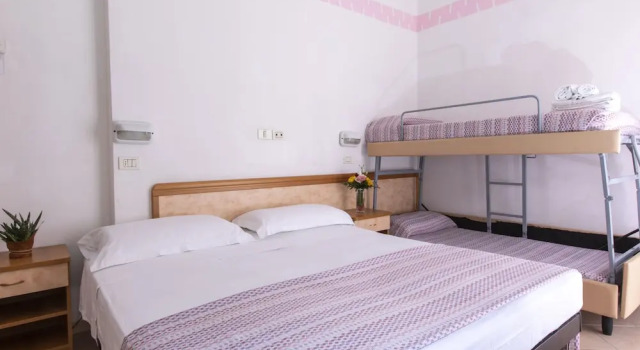 Четырёхместный семейный номер Standard с балконом Hotel Holland