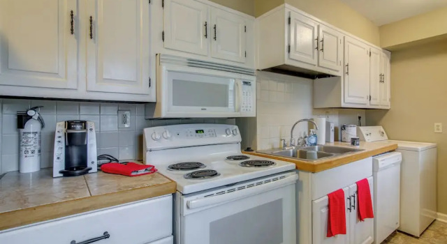 Private Yard! Pet-friendly Memphis Adventure Hub, Book Hotel Memphis Tennessee, near The Crystal Shrine Grotto
