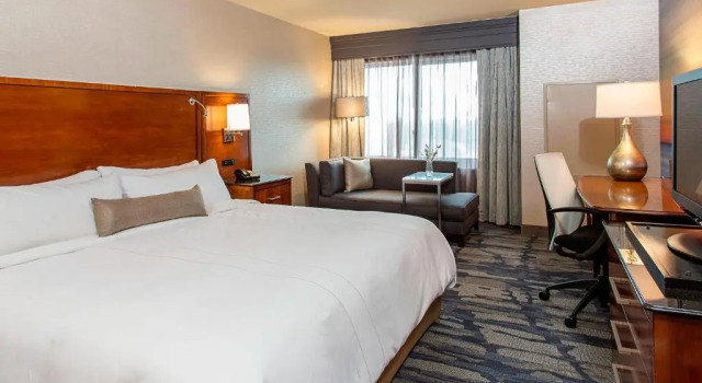 Двухместный люкс Executive с 2 комнатами Rochester Airport Marriott