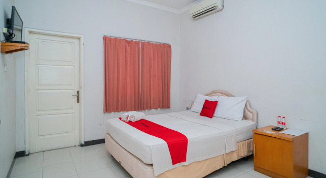 Camera Standard RedDoorz near Rumah Sakit Baptis Kediri