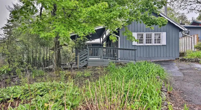 Коттедж с 2 комнатами 6 Mi to Grandfather Mtn: Lake Cottage w/ Deck