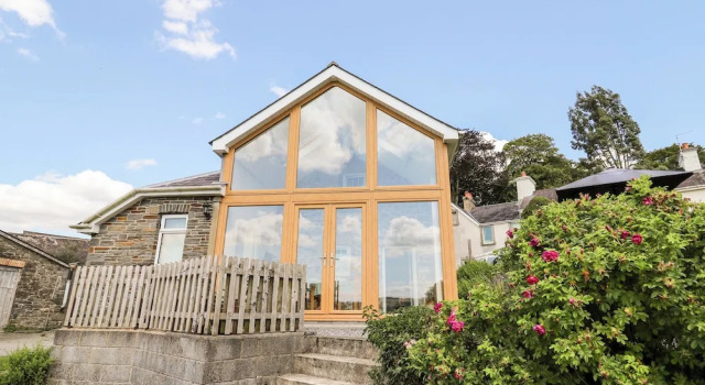 Llety'r Wennol, Book Feriehus Llanwrda Glamorgan