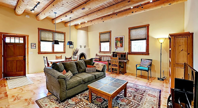 New Listing! Modern Adobe Condo W/ Fireplace Condo, Varaa Hotelli Santa Fe New Mexico
