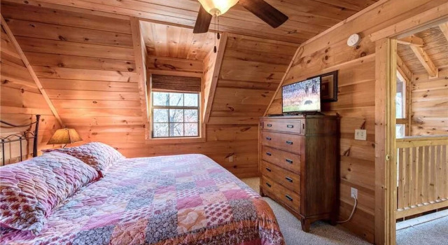 Bear Pause 4 Bedroom Home with Hot Tub