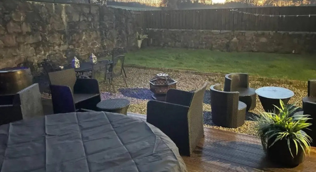 Rural Chapel Cottage near airport bar & hot tub, Prenota Casa vacanze Hotel a Grampian con parcheggio, Parcheggio
