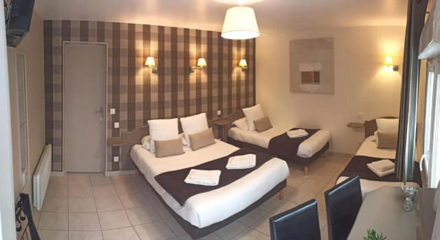 Четырёхместный номер Comfort Logis Hôtel La Rosière----Situé entre BAYEUX et ARROMANCHES