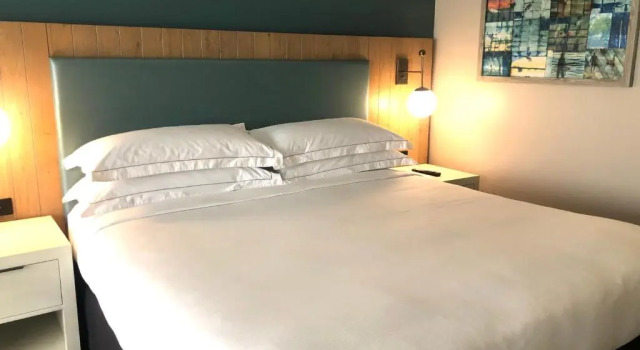 Люкс студия SunCoast Hotel Anaheim, Tapestry Collection by Hilton