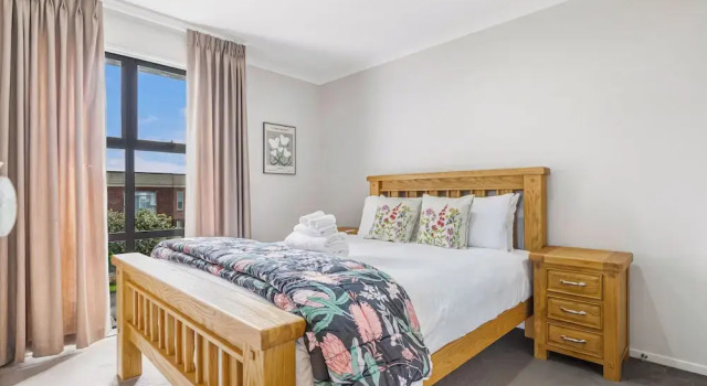 Comfy 4BR Home w/ Mt. Wellington View Zodiak Stays, Rezerwuj Hotel Hotele w Auckland Region z parkingiem, Parking