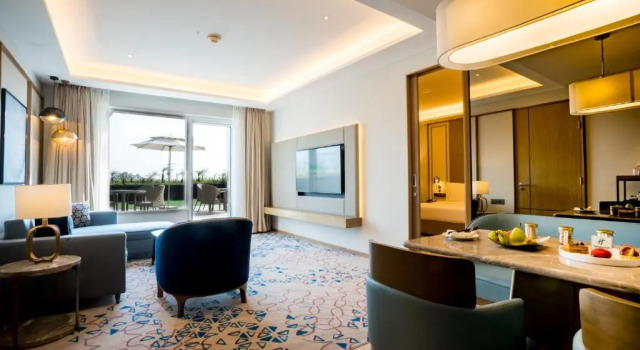 Люкс c 1 комнатой с балконом Holiday Inn Lucknow Airport by IHG