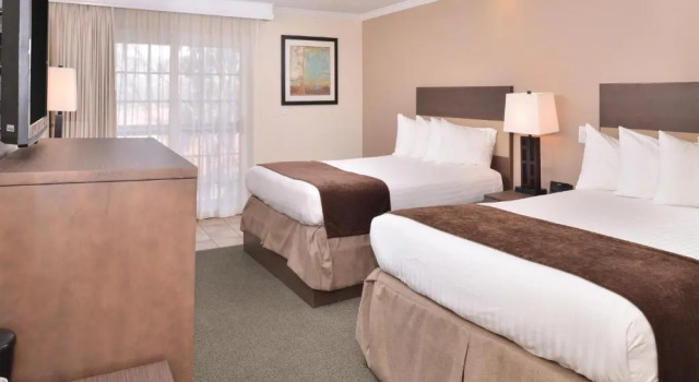 Четырёхместный номер Deluxe с балконом Best Western Capistrano Inn