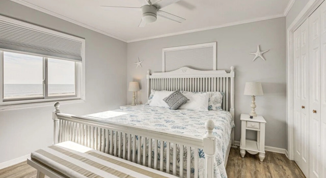 Ocean Isle Beach Condo w/ Balcony: Steps to Shore!, Забронировать Отель Отели Ошен-Айл-Бич с парковкой, Парковка