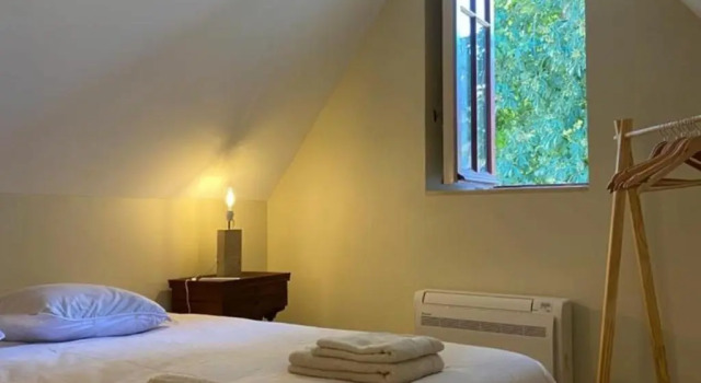 Gîte Ainay-le-Vieil, 3 pièces, 6 personnes - FR-1-586-7, Rezerwuj Hotel Ainay-le-Vieil 