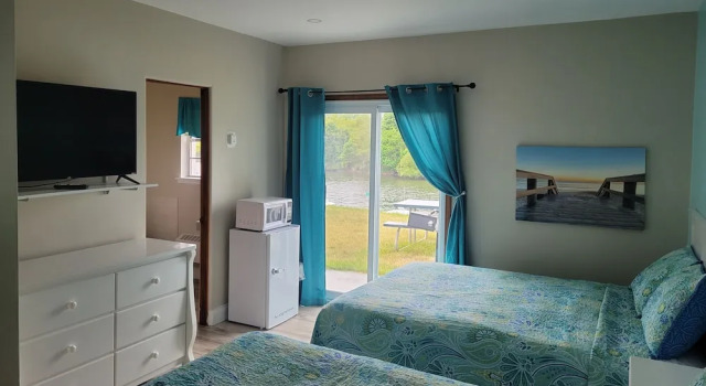Четырёхместный номер Standard с видом на реку Riverside Motel and Marina Manistee