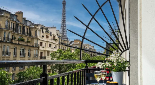 Номер Classic с балконом Hôtel Le Cercle Tour Eiffel