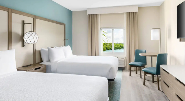 Четырёхместный номер Standard с видом на бассейн Fairfield by Marriott Inn & Suites Marathon Florida Keys