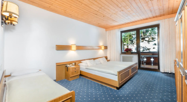 Hotel Pontives, Забронировать Отель Отели Лайон с парковкой, Парковка