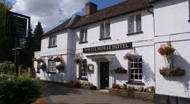 The White Horse, Rezervați Hotel Hertford 