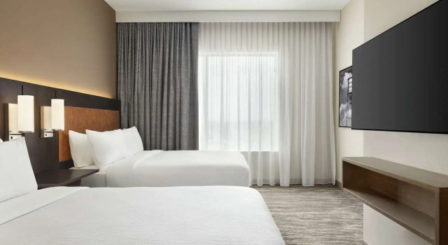 Четырёхместный люкс с 2 комнатами Embassy Suites by Hilton Round Rock