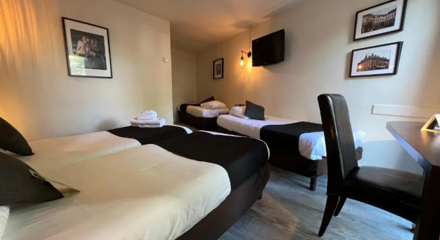 Четырёхместный номер Standard с видом на сад Logis Hôtel Des Acacias Lille Neuville en Ferrain, Restaurant lAcacias Gourmand