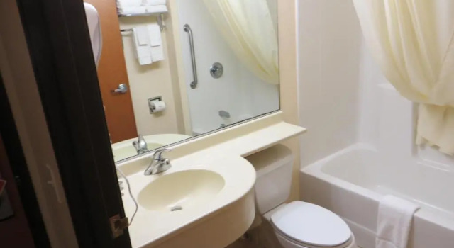 Четырёхместный номер Standard Microtel Inn & Suites by Wyndham Colfax