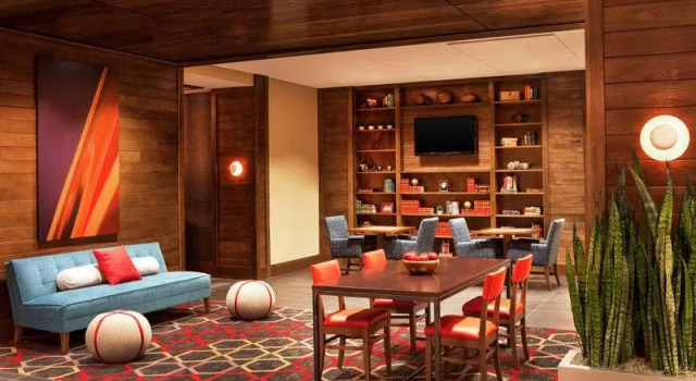 Кровать в общем номере Sheraton Nashville Brentwood