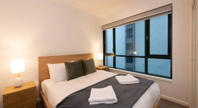 Spacious 3-bed Unit in Melbourne CBD w/ Pool & Gym, Забронировать Апартаменты/квартира Отели Мельбурна с бассейном, рядом с Scots Church, Бассейн