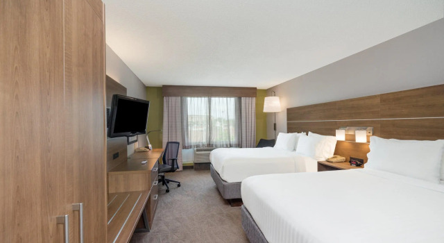 Четырёхместный номер Standard Holiday Inn Express Hotel & Suites Frankfort by IHG