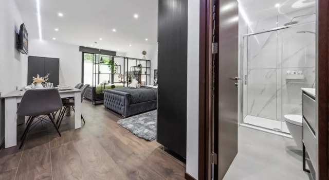 Апартаменты Huge Cosy Studio Family Sleeps 4 North West London