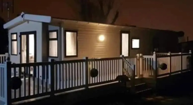 Premium 2 bed Caravan Sleeps 6 With Huge Decking