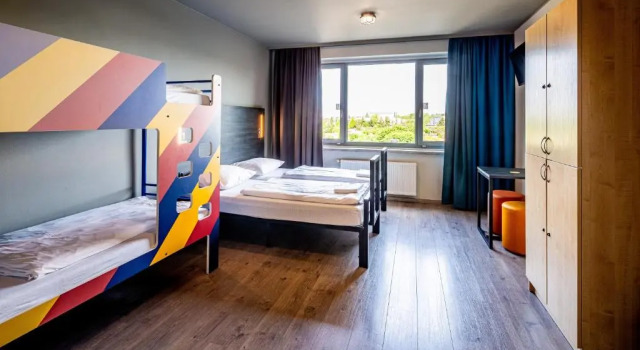Cama en dormitorio compartido con vista a la calle a&o Weimar