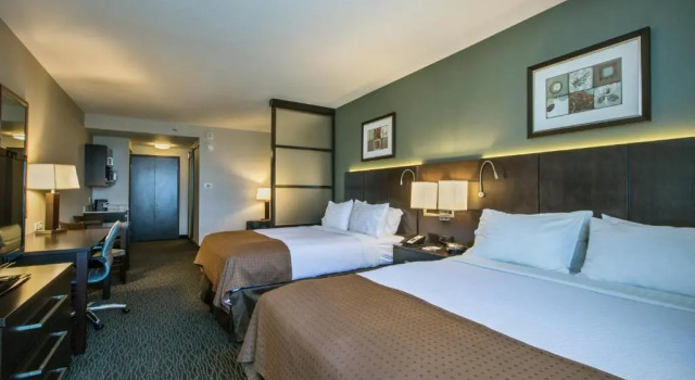 Четырёхместный номер Superior Holiday Inn Saskatoon Downtown by IHG