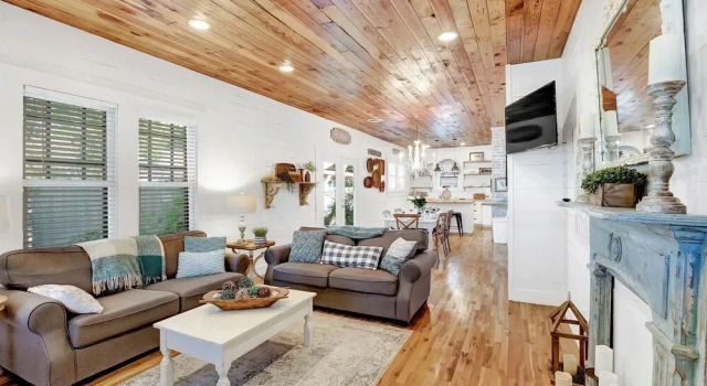 Luxurious Home Near Main With Fire pit and Outdoor Bar