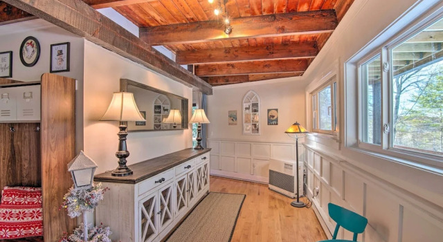 Коттедж с 3 комнатами Pet-friendly Gilford Home by Gunstock Ski Mountain