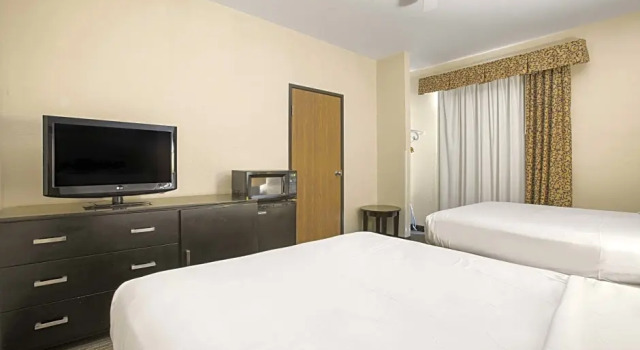 Шестиместный номер Standard Days Inn by Wyndham Mackinaw City - Bridgeview Area