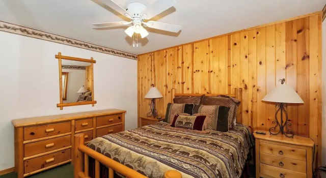 Teakwood Cozy Wood Cabin with Fireplace, Забронировать Дом для отпуска Виллы Биг-Бэр-Лейк, рядом с Зоопарк Big Bear Alpine, Вилла